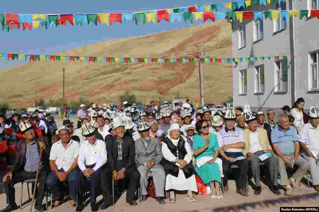 Жалал-Абад. Бүгүн облус аймагында үч жаңы мектеп ачылды жана жыл аягына чейин дагы эки мектеп пайдаланууга берилет.