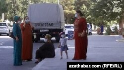 Ýüzi maskaly ýaşaýjylar. Aşgabat. 2020 ý.