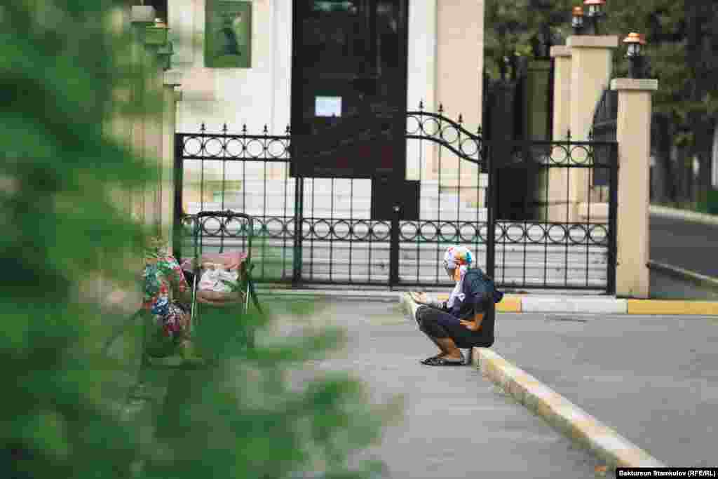 Муфтият элди үй кыдырып айттабоого чакырып, COVID-19 инфекциясынын жайылуу коркунучу бүтө элек экенин белгилеп, илдеттин мындан ары күчөп кетишине жол бербөөгө чакырган.