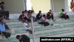 Futbol duşuşygyna tomaşa etmäge gelen adamlar. Aşgabat.