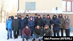 Башкорт активистлары Зәки Вәлидигә хәтер тактасы янында