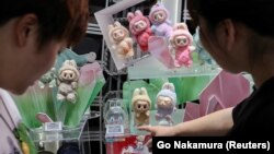 Людзі разглядаюць лялькі Лабубу ў флягманскай краме Pop Mart у Шанхаі, Кітай, 13 чэрвеня 2025 году