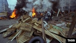 Демонстранти палять шини та ящики під час політичної кризи в Росії і протистояння між президентом Борисом Єльциним і російським парламентом. Москва, 3 жовтня 1993 року