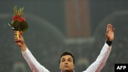 احسان حدادی که در بازی های آسيايی دوحه نيز طلا گرفته بود، با شکستن رکورد بازی ‌های آسيايی، روی سکوی قهرمانی ايستاد.