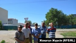 Актөбөдөгү мунай казган кытайлык компаниянын жумушчуларынын эмгек акыны көтөрүүнү талап кылган митинги.  27-июнь. 2017-жыл. 