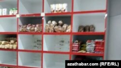 "Parhat" etrapçasyndaky döwlet azyk dükanynyň tekjeleri. Aşgabat, 2018-nji ýylyň oktýabr aýy (illýustrasiýa suraty)