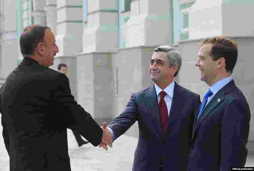 Россия -- Трехсторонняя встреча президентов России, Армении и  Азербайджана в Казани, 24 июня 2011 - Russia -- Trilateral meeting of Russian, Armenian and Azerbaijani presidents in Kazan, 24Jun2011