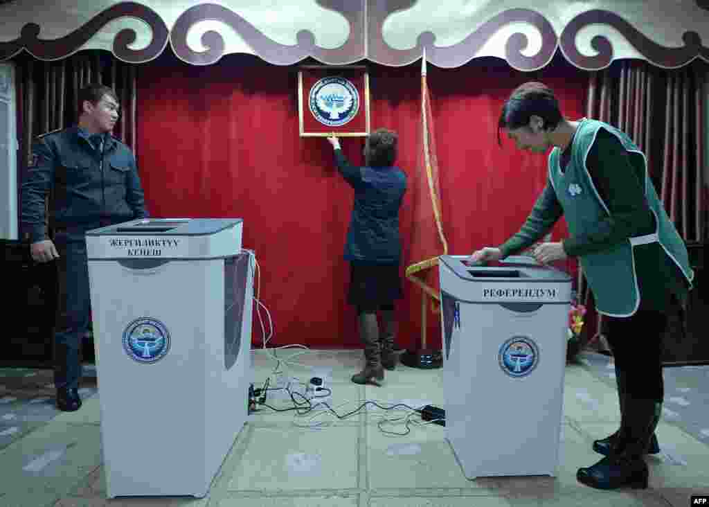 Кыргызстандагы бүгүнкү добуш берүү өнөктүгүнө байланыштуу &quot;Бир дүйнө Кыргызстан&quot; укук коргоо кыймылынын юристтери шайлоочуларга кеңеш берүүдө. Бул максатта 5-декабрдан бери 0312 317671, 0778 985271, 0551 961861 номурлары боюнча &quot;түз байланыш&quot; иштеп жатат. Ошондой эле Мамлекеттик каттоо кызматы ачкан 119 номуру боюнча &quot;түз байланыш&quot; жакшы иштебей жатканына байланыштуу даттануулар болду. 