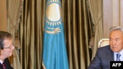 Генеральный секретарь ОБСЕ Марк Перрин де Бришамбаут беседует с президентом Казахстана Нурсултаном Назарбаевым. Астана, 12 ноября 2009 года. 