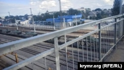 Эшелон российской военной техникики на железнодорожном вокзале Джанкоя (архивное фото)