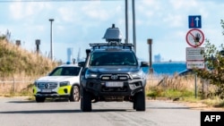 Норвезьке інформаційне агентство з посиланням на поліцію повідомило, що близько опівночі вони отримали повідомлення про те, що пілот Norwegian Air вважає, що бачив від трьох до п’яти безпілотників під час підходу до аеропорту