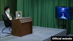 علی خامنه‌ای با نمایندگان مجلس صحبت می‌کرد