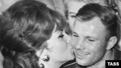 Юрій Гагарін і Джина Лоллобріджида
