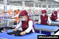 Өзбекстанның Әндіжан облысындағы тігін-трикотаж комбинатында жұмыс істеп жатқан адамдар