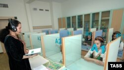 Orta mekdeplerde türkmen, iňlis, rus dilleri 1-nji klasdan 10-njy klasa çenli okadylýar.