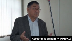 Главный редактор газеты «Жас Алаш» Рысбек Сарсенбай в суде. Алматы, 12 ноября 2015 года.