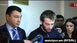 Эдуард Шармазанов (слева) и Давид Петросян беседуют с журналистами, Ереван, 15 ноября 2017 г.