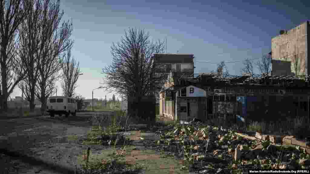 У Красногорівці, що на Донеччині, місцеві жителі скаржаться на щоденні обстріли із крупнокаліберної зброї. Відтак, із настанням сутінок, місто перетворюється в єдину ціль для російсько-сепаратистських сил. Особливо страждають прифронтові житлові сектори. Місцеві кажуть, що стріляють зі сторони Донецька