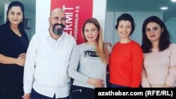 Türkiýäniň "Türkpermit' hukuk firmasyna ýüz tutan türkmen migrantlary hukuk geňeşçisi Myrat Erşahin (çepden ikinji) bilen.