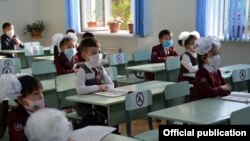 По поручению Министерства здравоохранения в школах должны соблюдаться все меры безопасности. Бишкек, 1 сентября 2020 года.