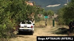 Вместо ворот недостроенного дома семьи Гугутишвили в селе Гугутианткари сегодня уже «красуются» зеленые столбы, обтянутые проволочным заграждением