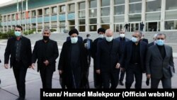 ابراهیم رئیسی در کنار قالیباف و برخی دولت‌مردان دولت سیزدهم در زمان حضور در مجلس برای معرفی کابینه جدید در مرداد ۱۴۰۰