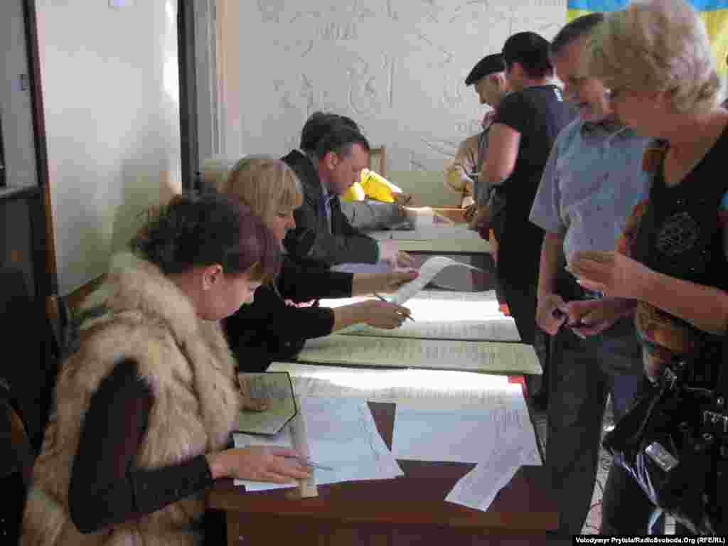 Початок виборів у Сімферополі, виб. дільниця №011162. Першим виборцям довелося зачекати. Початок голосування затримали на 8 хвилин.