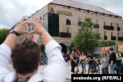 Прайд сутыкнуўся з апазыцыяй з боку хрысьціянскіх арганізацый. Яе прадстаўнікі акрапілі калёну сьвятой вадой.