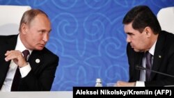 Gazagystan. Türkmenistanyň prezidenti Gurbanguly Berdimuhamedow rus kärdeşi Wladimir Putin bilen güleşýär. Aktau, 12-nji awgust, 2018.