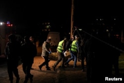 Сотрудники экстренных служб несут тело погибшего, Кривой Рог, 4 апреля 2025 года