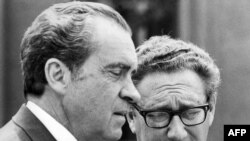 ریچارد نیکسیون (چپ) و مشاور امنیت ملی‌اش هنری کسینجر