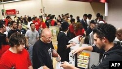 هکرها با استفاده از نرم افزارهای کامپيوتری توانسته اند وارد سيستم اطلاعاتی برخی از فروشگاه ها و بانک ها شده و مشخصات کارت های اعتباری را بدزدند.(عکس: AFP)