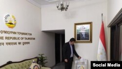 Голосование в посольстве Таджикистана в Индии