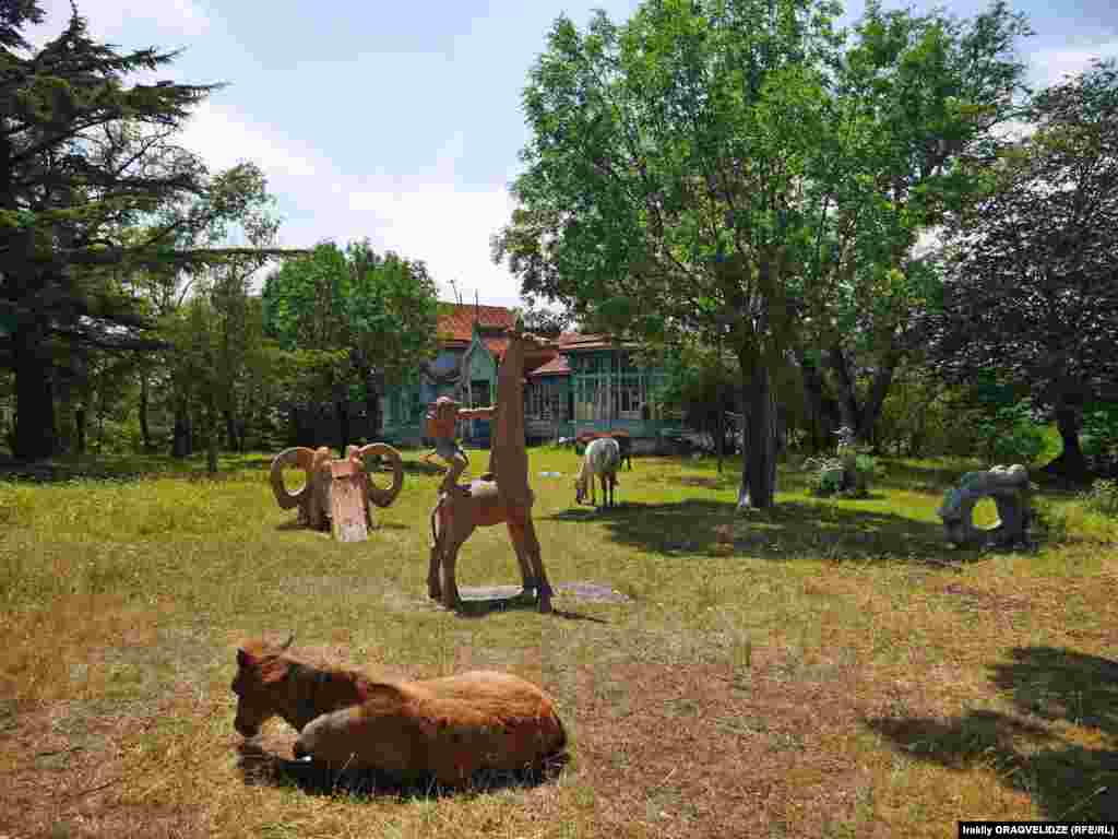 Вместе с дачей, в собственность компании переходит 22 560 квадратных метров земли несельскохозяйственного назначения