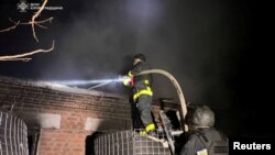 Пожежники працюють на місці удару російського безпілотника в Кіровоградській області, 3 вересня 2025 року