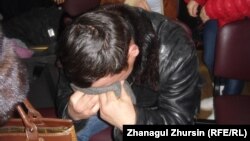 Родственник приговореного Нурсултана Тенизбаева плачет в зале суда. Актобе, 19 февраля 2013 года.                     