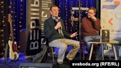 Падчас прэзэнтацыі кнігі пра Алеся Разанава. Сяргей Дубавец і Ціхан Чарнякевіч.
