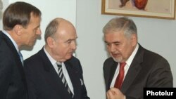 Сопредседатели Минской группы ОБСЕ во время визита в Ереван 10 января 2010 г. Слева направо: Роберт Брадтке (США), Бернар Фасье (Франция) и Юрий Мерзляков (Россия).     