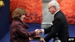 Светлана Алексиевичке Швеция королу Карл XVI Нобель сыйылыгын тапшырууда. Стокгольм, 10-декабрь, 2015.