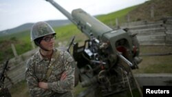 Военнослужащий артиллерийского подразделения Армии обороны Нагорного Карабаха возле Мартуни, 7 апреля 2016 г․