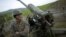 Военнослужащий артиллерийского подразделения Армии обороны Нагорного Карабаха возле Мартуни, 7 апреля 2016 г․