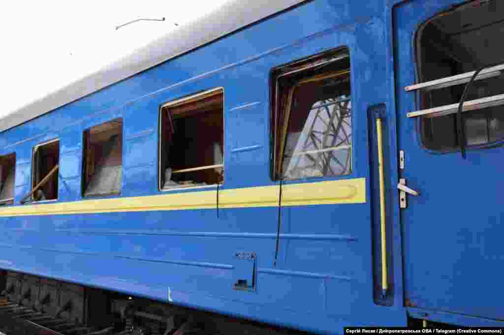 Через атаку РФ був також пошкоджений пасажирський потяг №52 Одеса – Запоріжжя. Обійшлося без загиблих, але деякі пасажири були травмовані, повідомили в «Укрзалізниці». Дніпропетровщина, 24 червня 2025 року