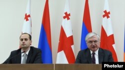 Министры иностранных дел Армении и Грузии, Эдвард Налбандян (справа) и Михеил Джанелидзе, на совместной пресс-конференции в Ереване. 25 марта 2016 г.