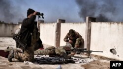 تک‌تیرانداز ارتش عراق در ساختمانی در غرب شهر موصل