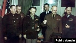 
Reymsdə Təslim Aktı imzalanandan sonra. Soldan sağa: General-mayor Susloparov, general Smith, müttəfiqlər ordusunun baş komandanı Dwight Eisenhower, Britaniya HHQ marşalı Arthur Tedder 