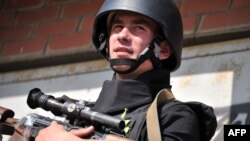 Украин армиясынын жоокери Харьков облусунда  аскердик бекетте күзөттө турат.