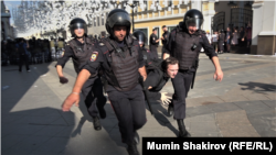 Мәскәүдә 27 июльдә узган митинг вакытында тоткарлау