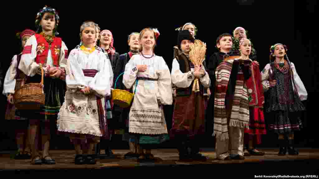 У святковому вбранні діти, як справжні моделі, пройшли імпровізованим подіумом