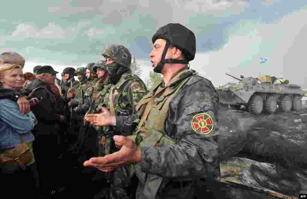 Солдати Національної гвардії заблоковані проросійськими активістами на дорозі Краматорськ &ndash; Слов&rsquo;янськ