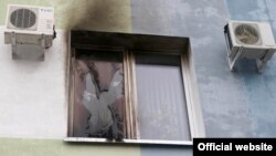 Разьбітае акно ў будынку падатковай інспэкцыі ў Гомлі